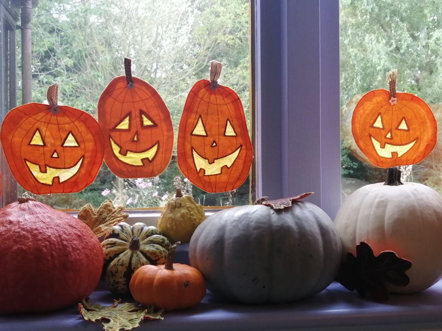 halloween-window-pumpkins-juki-club